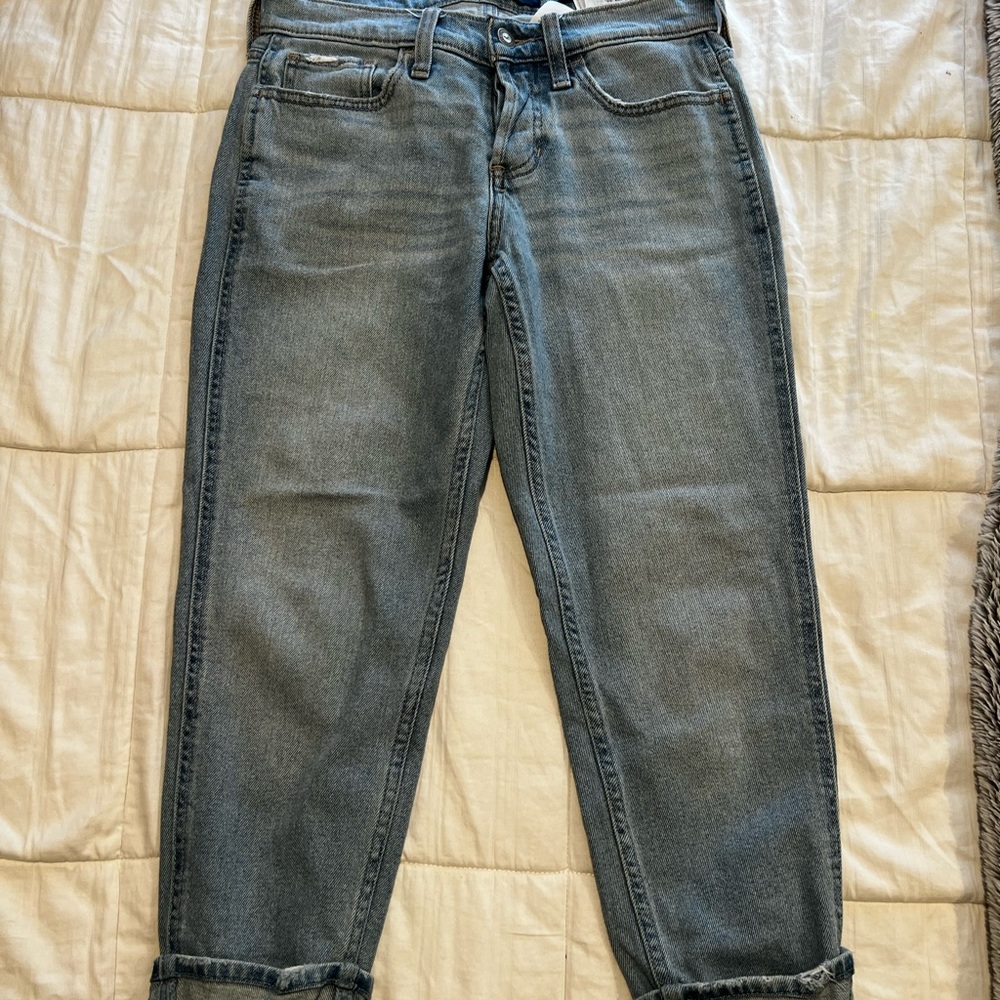 Low-rise cropped boyfriend jeans